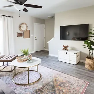  Holiday home Updated In A Old Town Location